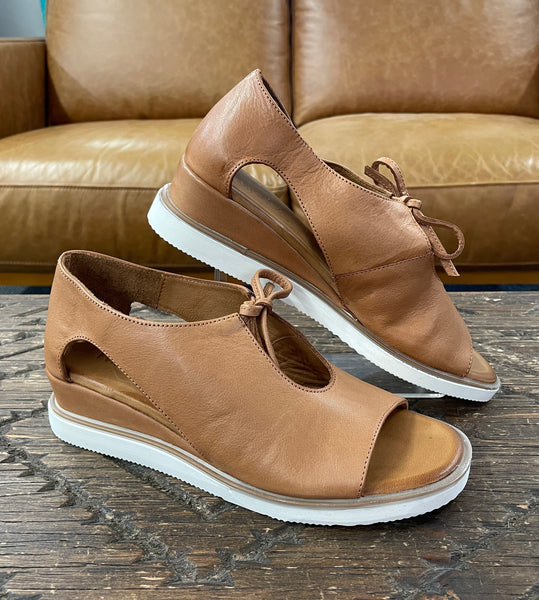 Hinako Ayumi Tan Wedge