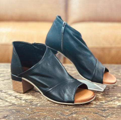 Mago Stride Black Heel